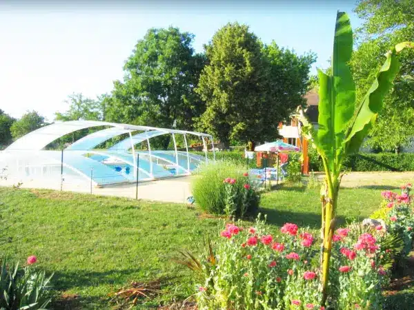 Gîte Les Genêts 3 ; 5 pers. Piscine partagée 12x6m à Thenon