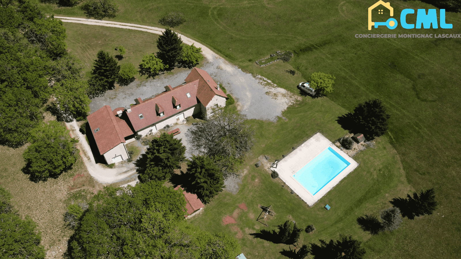 Le Puits Gîte 6 pers. Piscine Partagée 12x6m à Thenon