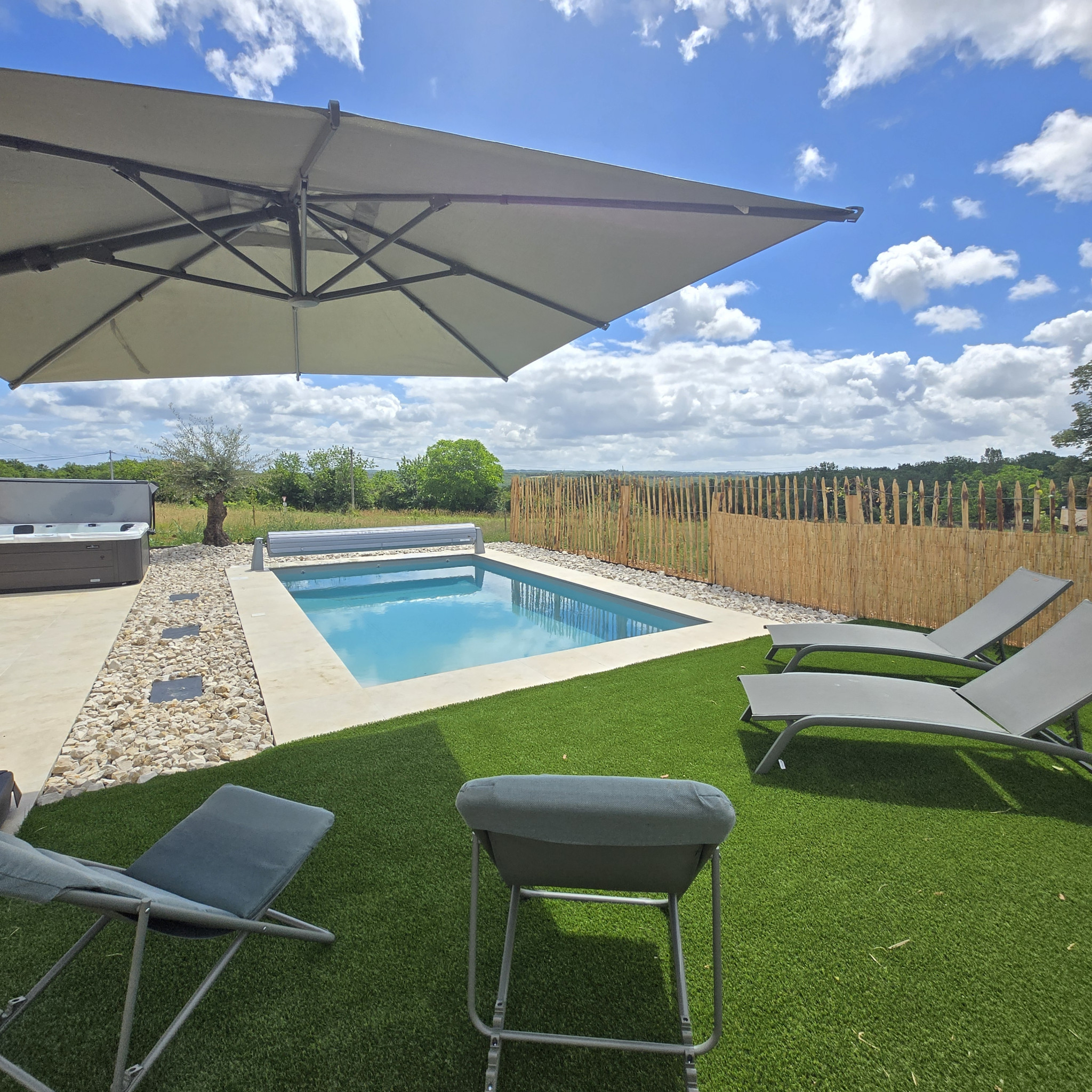 La Colline de Lily, Piscine chauffée et spa privés. à Coly Saint Amand
